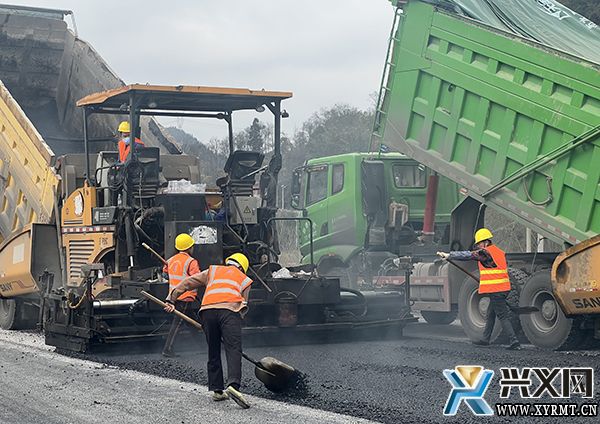 G354义龙新区雨樟至万屯公路改扩建工程：保质保量抓进度 预计6月底全线贯通(图1)