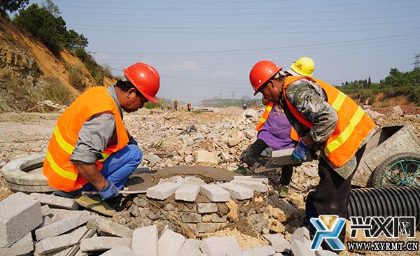 G324义龙新区何家地至安窝公路改扩建工程项目：抢进度赶工期 预计明年6月完工投入使用(图1)