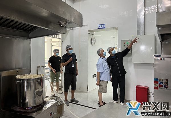 兴义市市场监管局黄草分局检查学生集体用餐配送企业(图1)