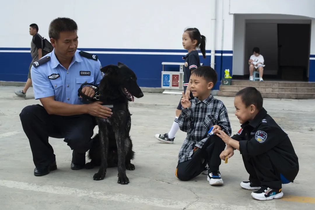 【全民禁毒宣传月】兴义市公安局：警娃进警营　童年不“毒”行(图1)
