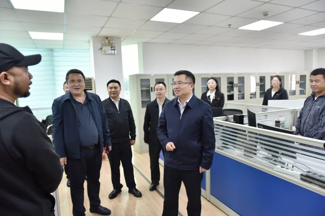 顾先林到市融媒体中心调研并看望慰问一线新闻工作者　向全市全区广大新闻工作者致以诚挚的问候和节日的祝福(图1)