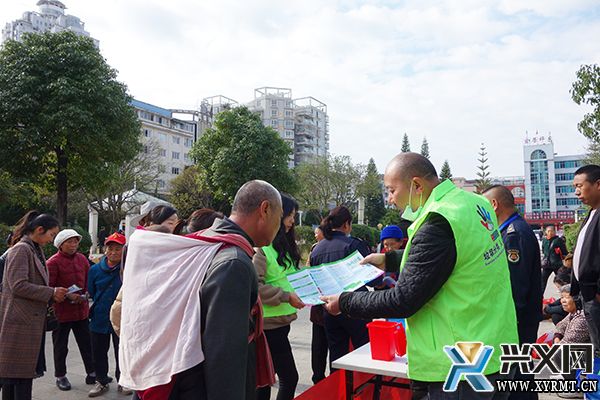 兴义市综合行政执法局：垃圾分类进广场 宣传引导入人心(图1)