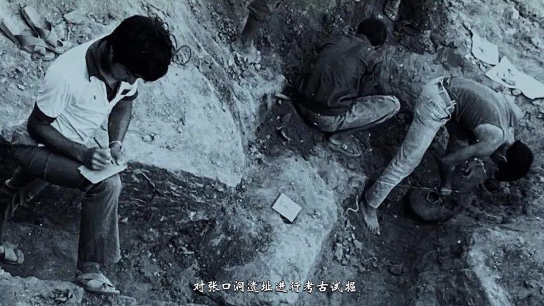《人文兴义》洞穴里的“兴义人”(图12) 《人文兴义》洞穴里的“兴义人”(图12)