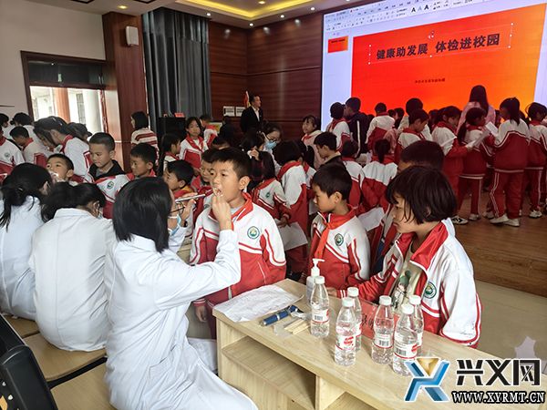 兴义市人民医院开展健康体检进校园活动(图1) 兴义市人民医院开展健康体检进校园活动(图1)