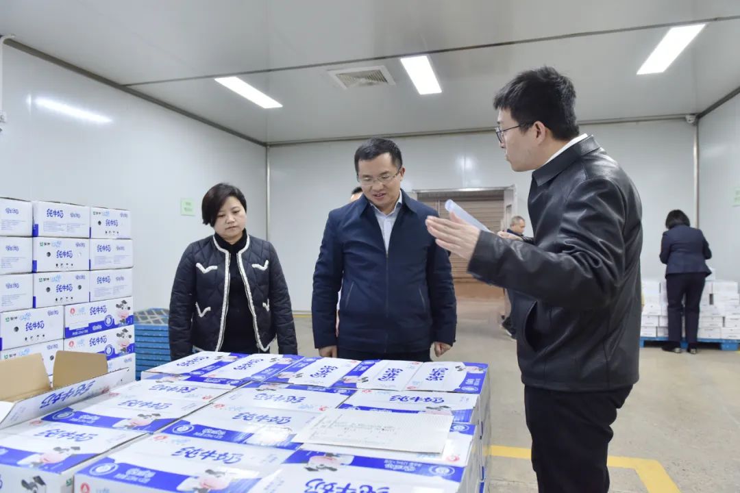顾先林到贵州蔬菜集团兴义市工联供应链管理有限公司调研食品安全等工作(图1)