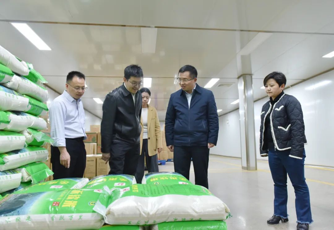 顾先林到贵州蔬菜集团兴义市工联供应链管理有限公司调研食品安全等工作(图2)