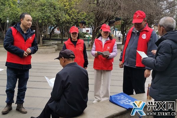 兴义市人大常委会机关开展学雷锋文明实践活动(图1)