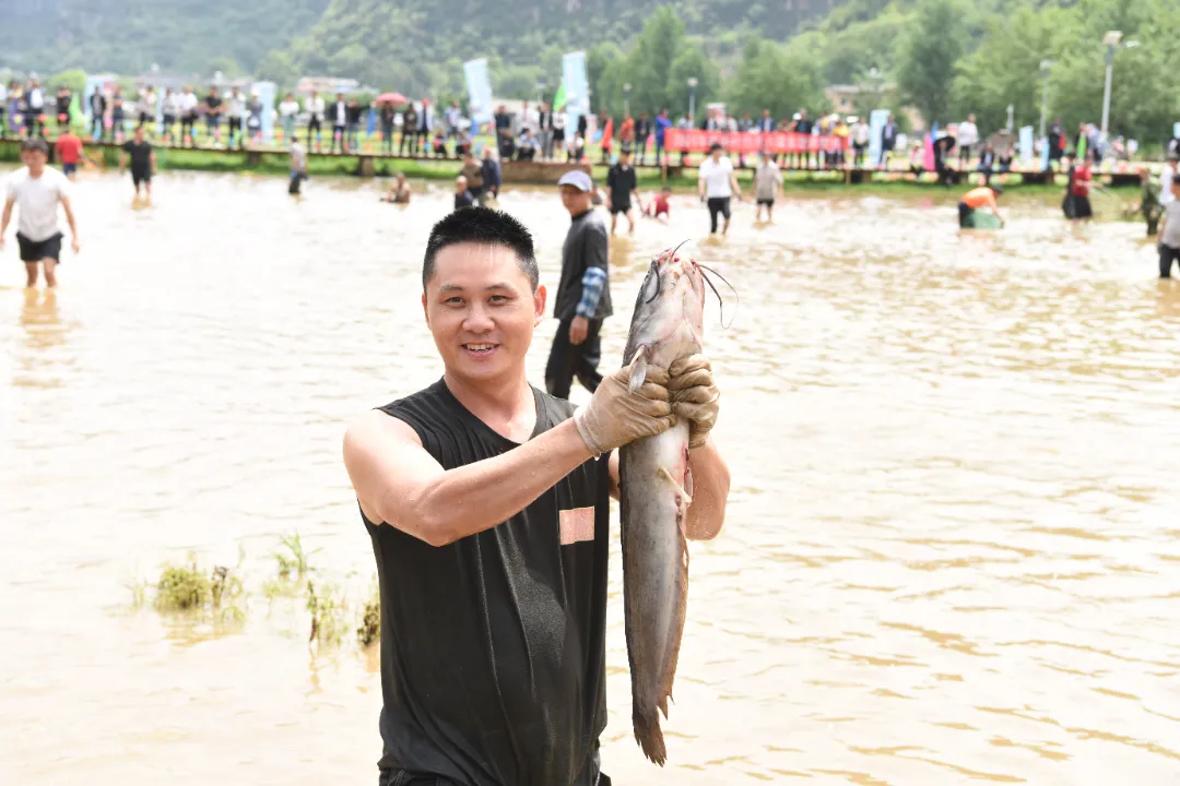 赛技艺、品美食、观表演……义龙新区楼纳村“四月六·开秧节”精彩纷呈~(图3)
