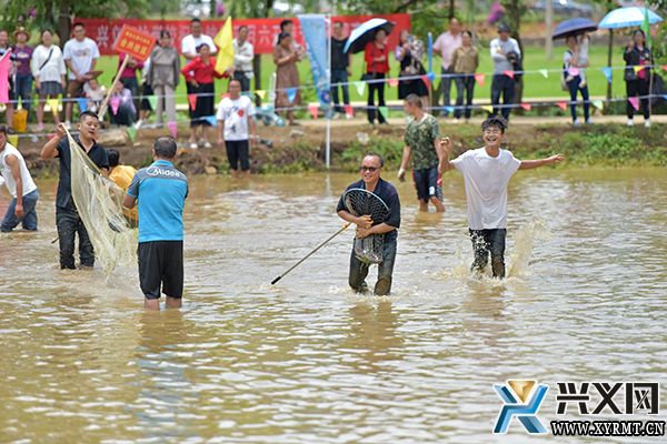 楼纳村:“开秧节”活动精彩呈现 游客沉浸式体验农耕文化(图2) 楼纳村:“开秧节”活动精彩呈现 游客沉浸式体验农耕文化(图2)