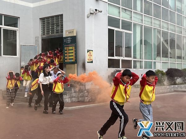 兴义义龙教育系统2024年防灾减灾宣传周集中培训暨应急演练系列活动举行(图1)