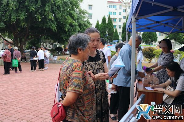 兴义市综合行政执法局开展防灾减灾进小区宣传活动(图1)