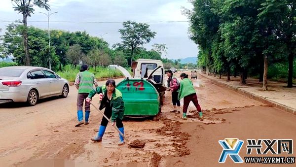 兴义市综合行政执法局开展雨后清淤清扫 加快恢复市容环境(图1)