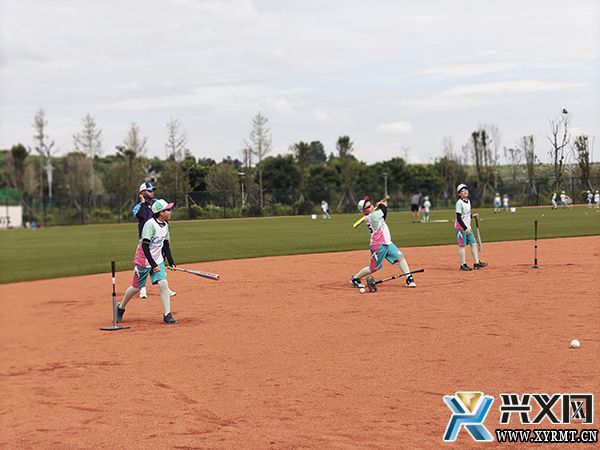 练“技能”强“战力” 义龙新区棒垒球体育公园夏训正酣(图1) 练“技能”强“战力” 义龙新区棒垒球体育公园夏训正酣(图1)
