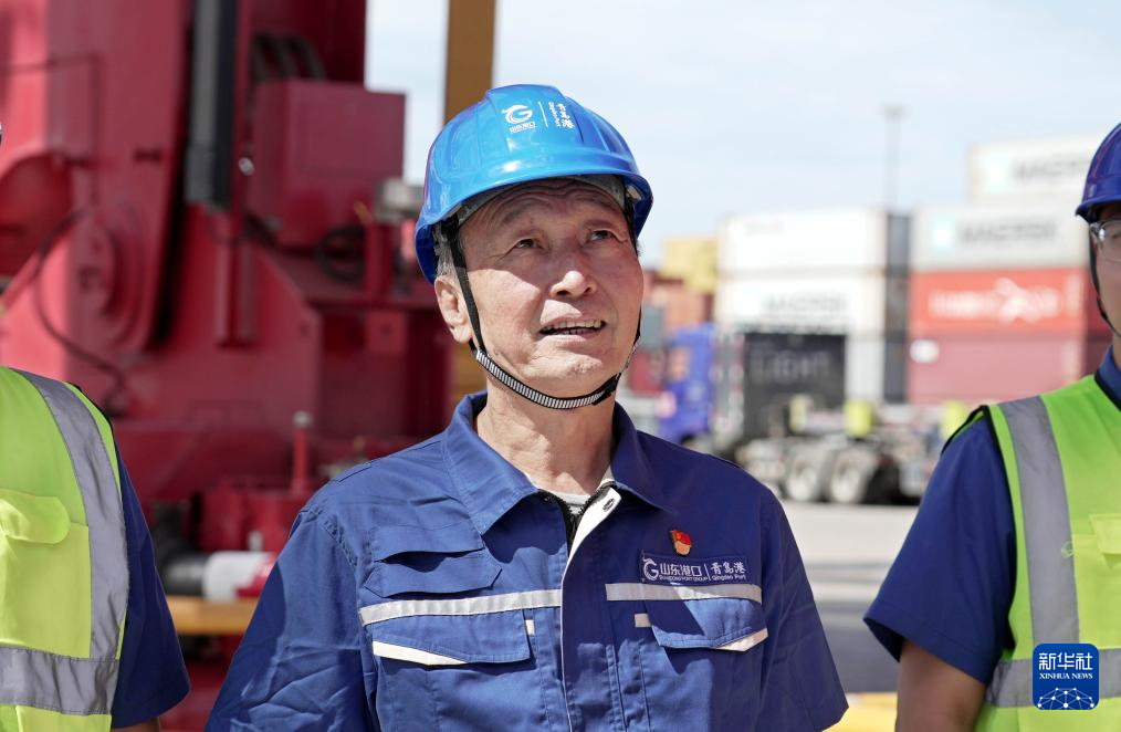 国家勋章和国家荣誉称号获得者｜许振超：精益求精做好本职工作，成为无愧于时代的劳动者(图1)