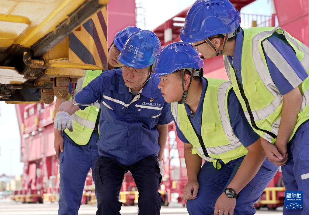 国家勋章和国家荣誉称号获得者｜许振超：精益求精做好本职工作，成为无愧于时代的劳动者(图3)