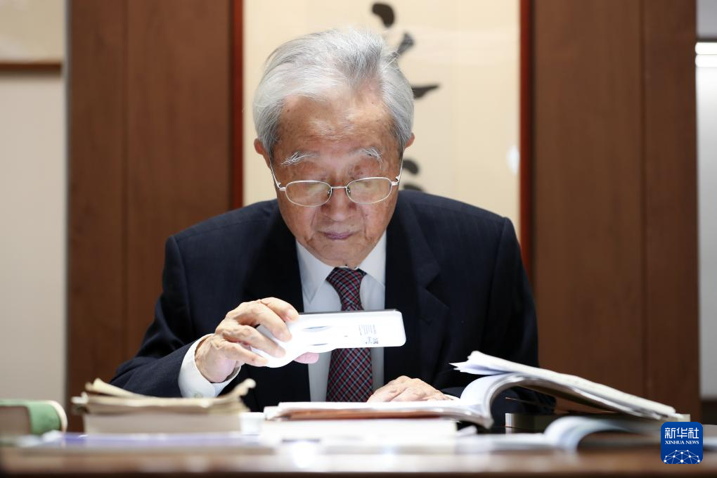 国家勋章和国家荣誉称号获得者丨张晋藩：让中国法制史的参天大树根深叶茂(图1)