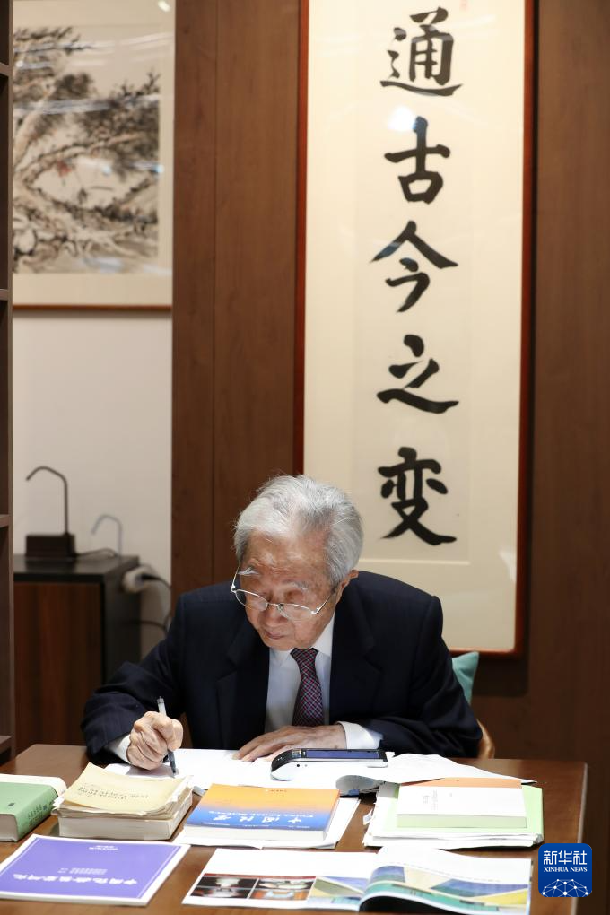 国家勋章和国家荣誉称号获得者丨张晋藩：让中国法制史的参天大树根深叶茂(图3)