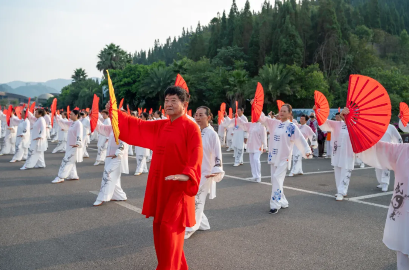 2024万峰林万人徒步活动在兴义举行(图2)