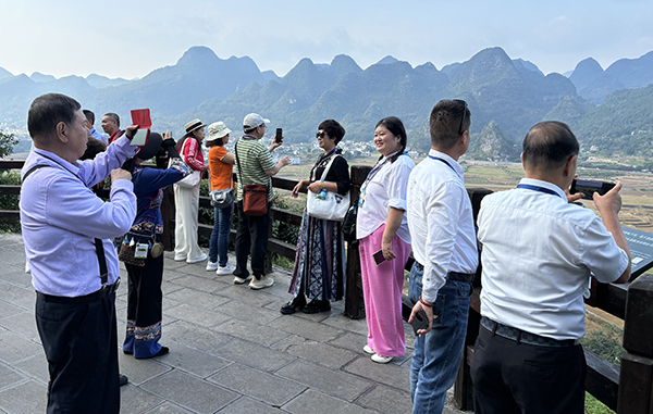 参加2024国际山地旅游暨户外运动大会的海外侨团嘉宾点赞“康养胜地 人文兴义” (图1)