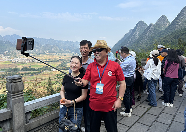 参加2024国际山地旅游暨户外运动大会的海外侨团嘉宾点赞“康养胜地 人文兴义” (图2)