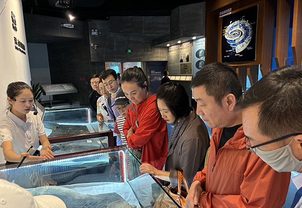 参加2024国际山地旅游暨户外运动大会的海外侨团嘉宾点赞“康养胜地 人文兴义” (图3)