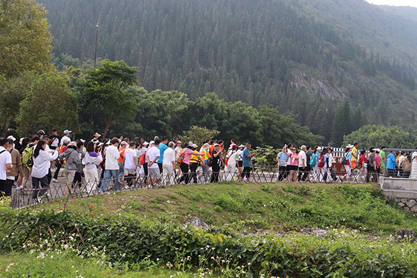 徒步爱好者“花式”点赞万峰林(图2)
