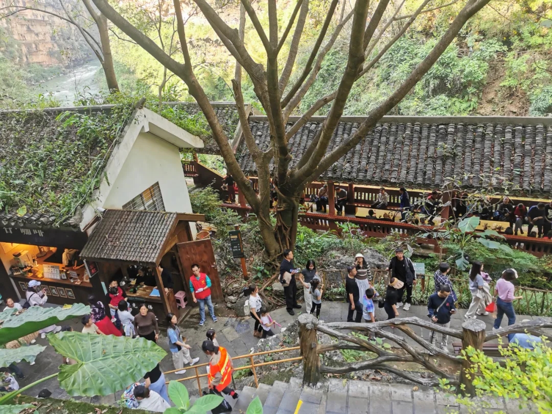 国庆假期兴义马岭河峡谷景区持续火爆(图2)
