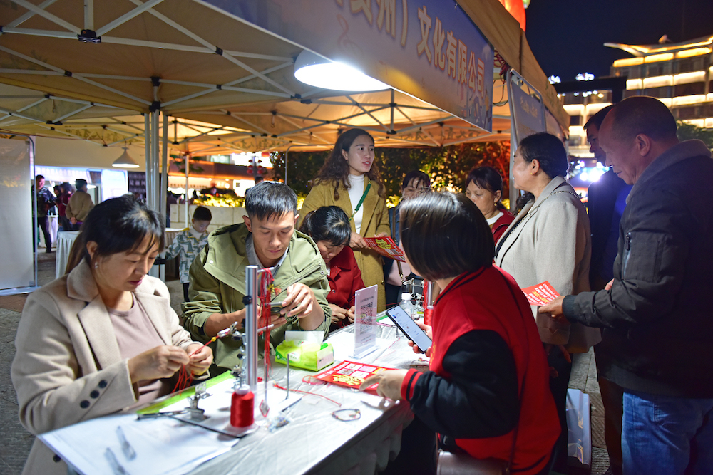 兴义：青年才俊汇聚人才夜市 “加油之声”唱响青春未来(图4)