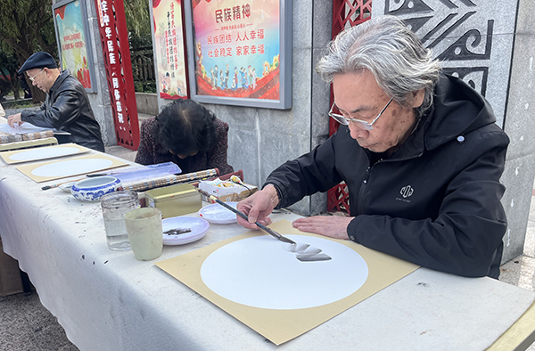 黔西南州老年书画研究会走进乌沙镇中学(图2)