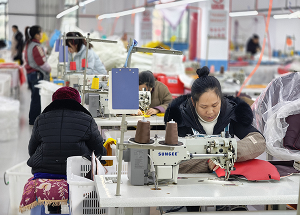 贵州达飞箱包有限公司：日产2000个包 “箱”飘海内外(图2)