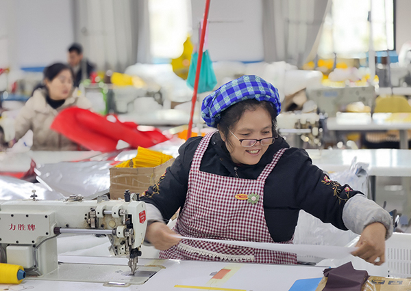 贵州达飞箱包有限公司：日产2000个包 “箱”飘海内外(图1)