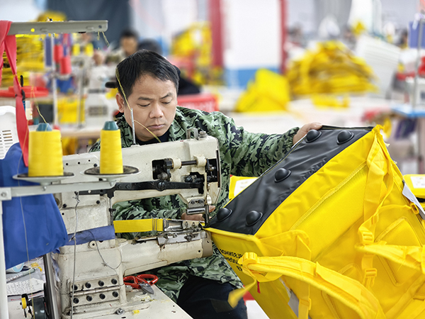 贵州达飞箱包有限公司：日产2000个包 “箱”飘海内外(图4)