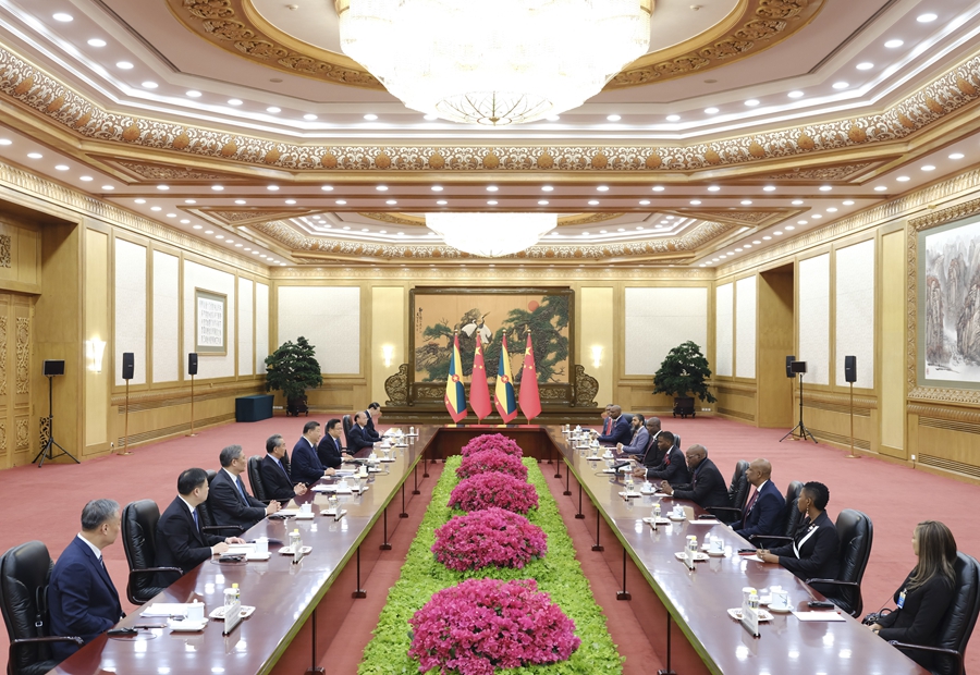 习近平会见格林纳达总理米切尔(图2)