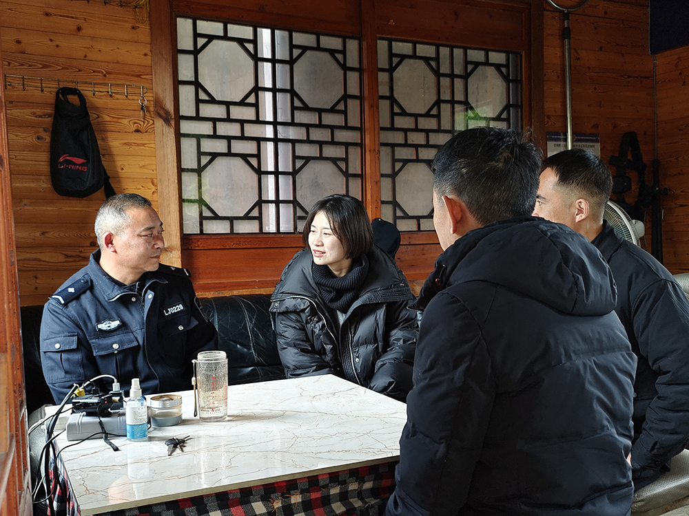 市领导走访慰问“中国好人”方胜_兴义网