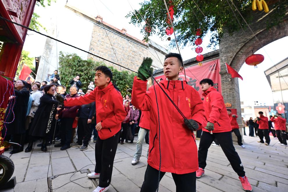 文化中国行·镜头里的非遗年｜线狮少年舞新春(图6)