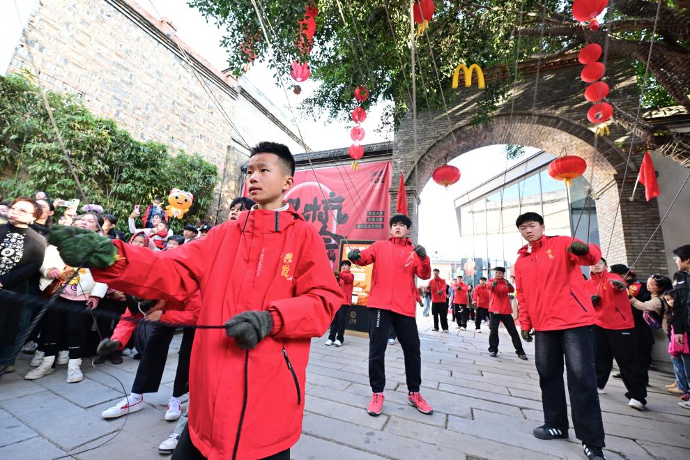 文化中国行·镜头里的非遗年｜线狮少年舞新春(图10)