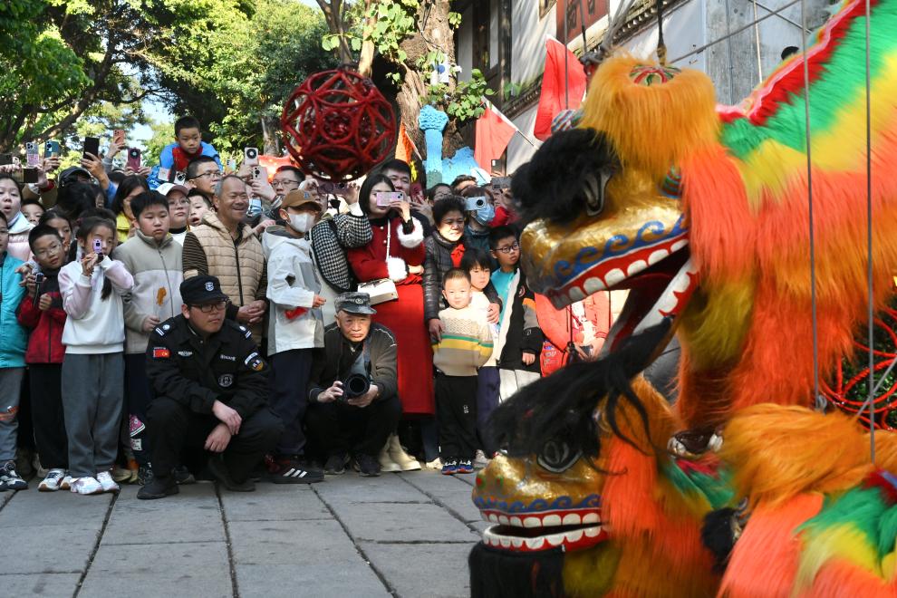 文化中国行·镜头里的非遗年｜线狮少年舞新春(图11)