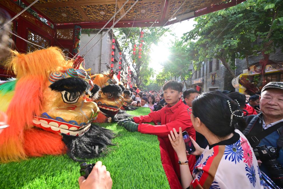 文化中国行·镜头里的非遗年｜线狮少年舞新春(图12)