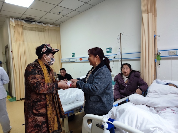 【网络中国节·元宵】兴义西南医院开展“元宵送温暖”慰问活动(图1)
