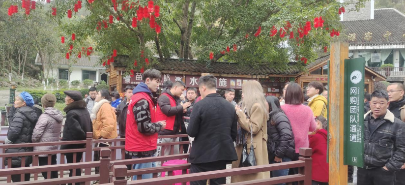 兴义：优质服务吹动春节旅游“文明”之风(图1)