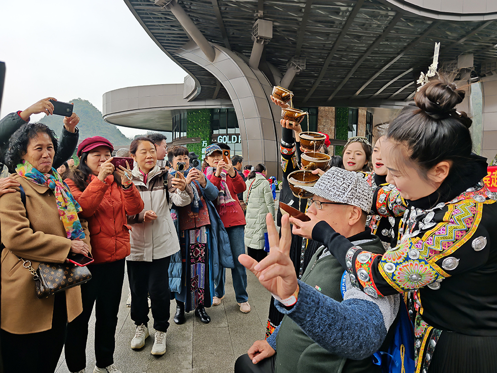 “开往春天的熊猫专列”抵达兴义 游客开启春日之旅(图2)