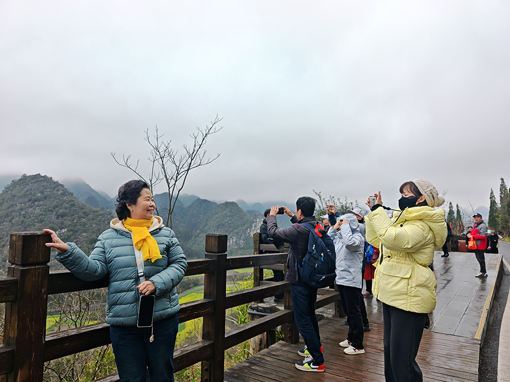 “开往春天的熊猫专列”抵达兴义 游客开启春日之旅(图4)