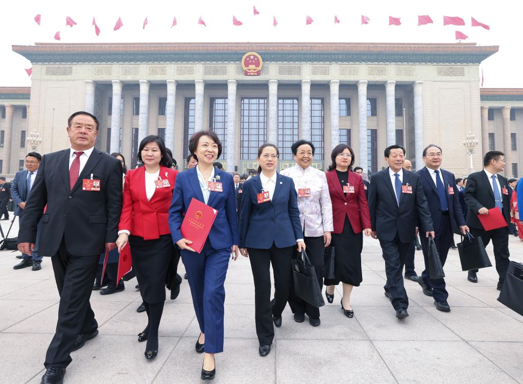 逐梦春天里 同心向未来——十四届全国人大三次会议闭幕侧记(图6)