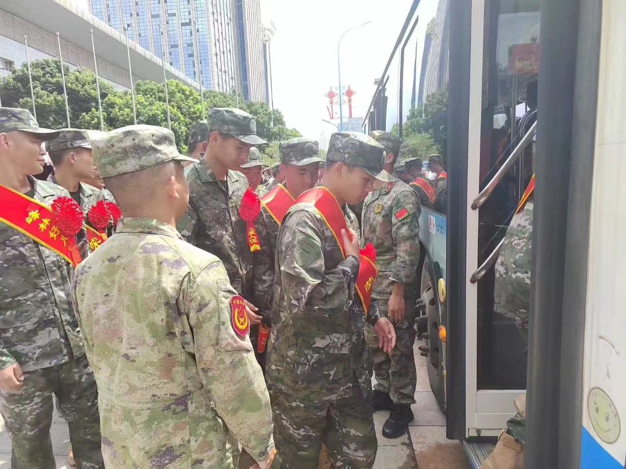 直播预告丨赴青春之约，续强军之力，邀您一起送新兵、迎老兵！(图3)