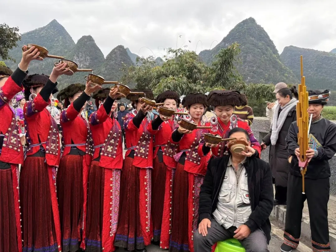 万峰林早春欢乐游：油菜花海漫峰林 千人蛋炒饭徒步迎新春(图3)