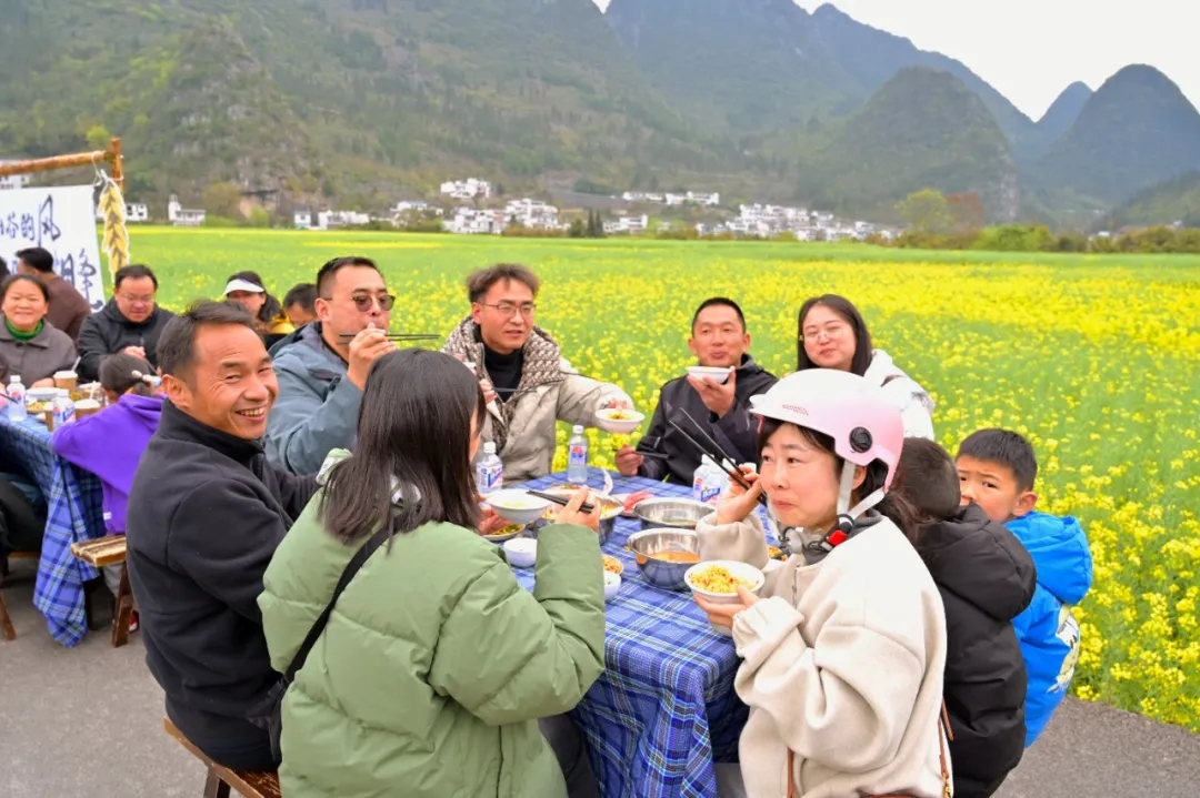 万峰林早春欢乐游：油菜花海漫峰林 千人蛋炒饭徒步迎新春(图7)