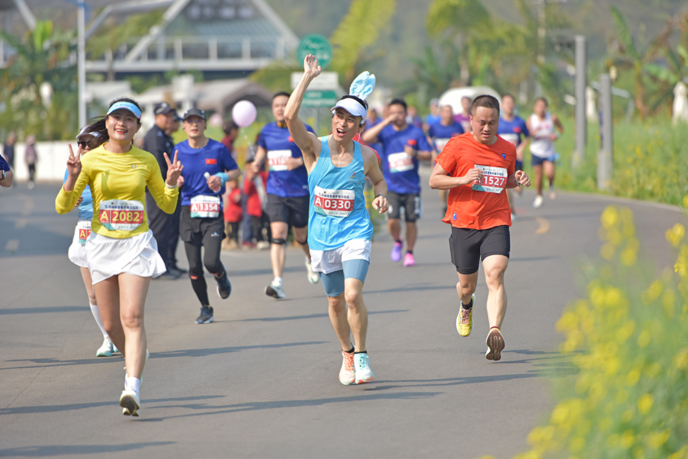 全国跑者点赞“警马”：赛道风景如画 赛事服务给力(图5)