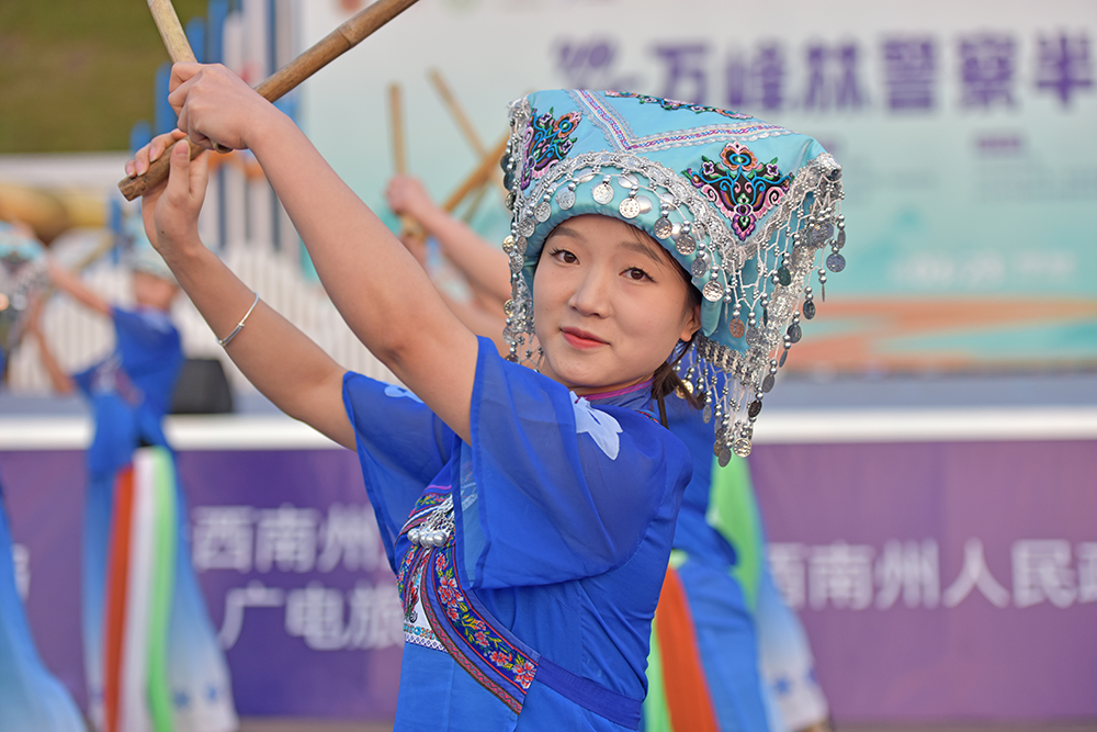 全国跑者点赞“警马”：赛道风景如画 赛事服务给力(图2)