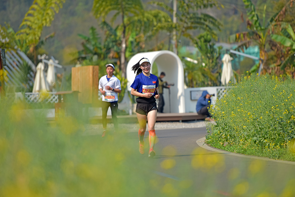 全国跑者点赞“警马”：赛道风景如画 赛事服务给力(图3)