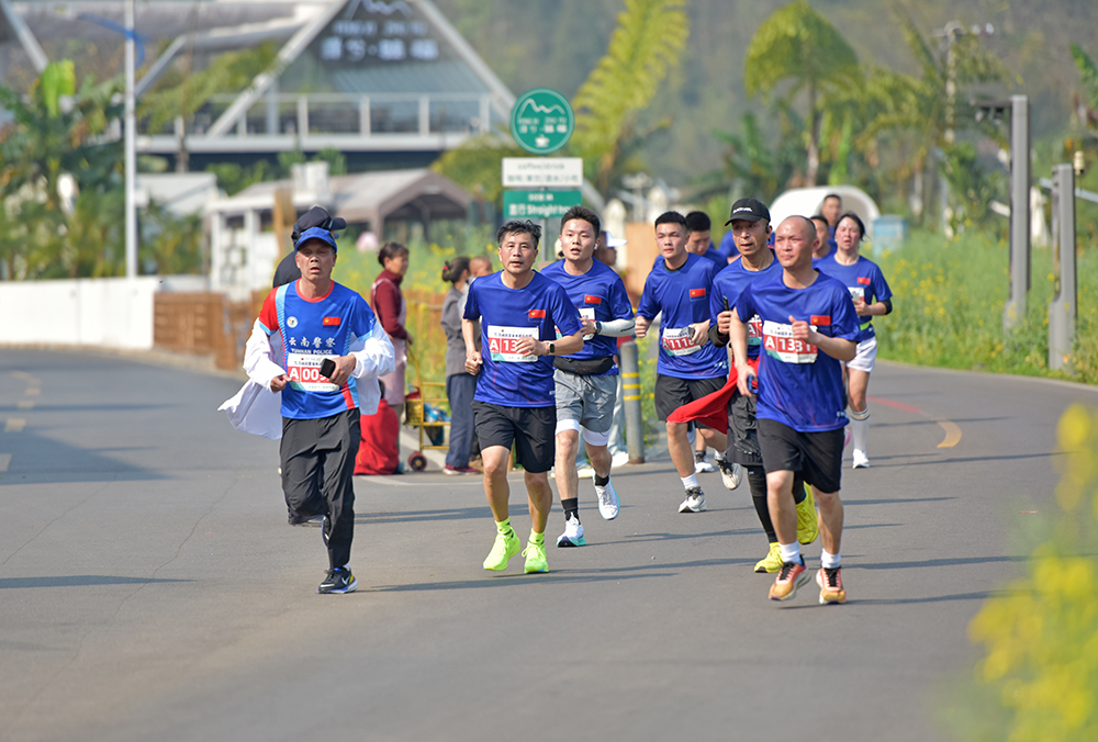 全国跑者点赞“警马”：赛道风景如画 赛事服务给力(图4)